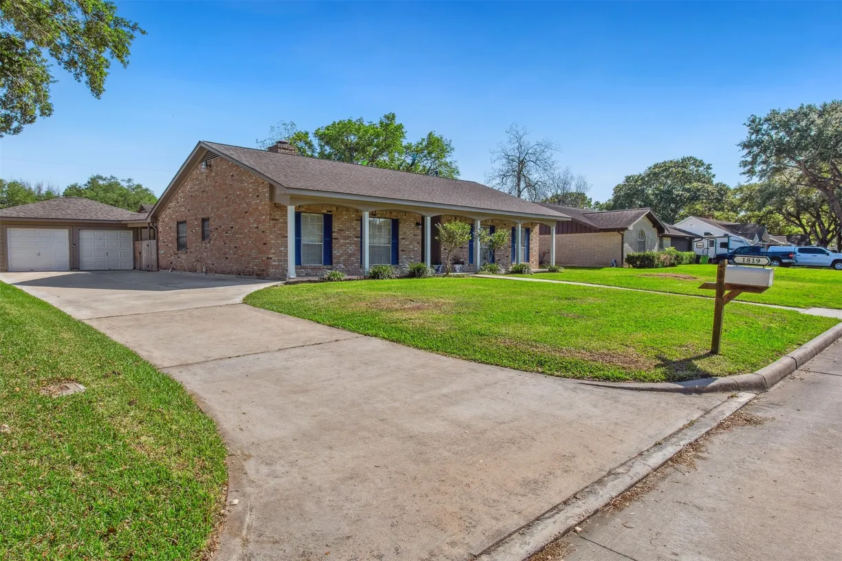 Houston Real Estate | View 1819 Laurel Oaks Drive | Listing