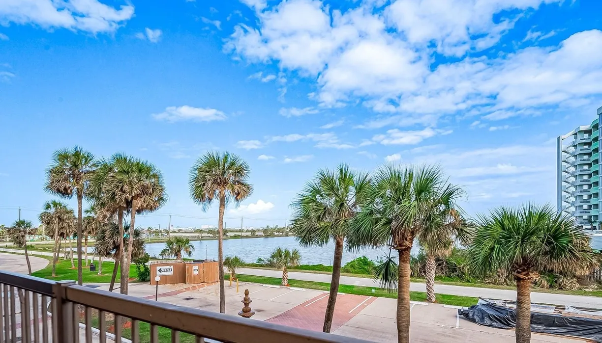 Houston Real Estate | View 9520 Seawall Blvd, 135 | 1 Bed, 1 Bath