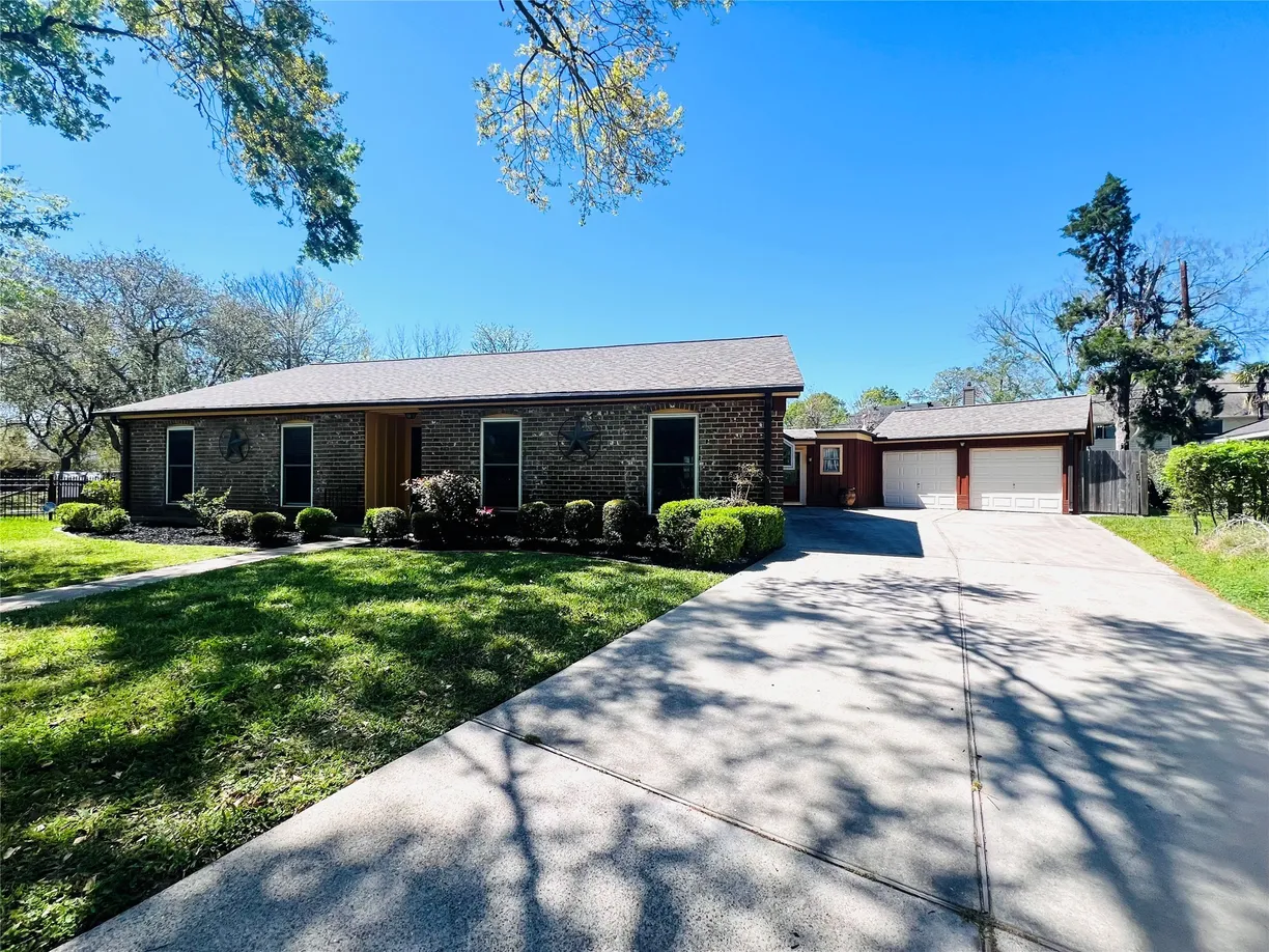 Houston Real Estate | View 914 Marys Court | 3 Beds, 2 Baths