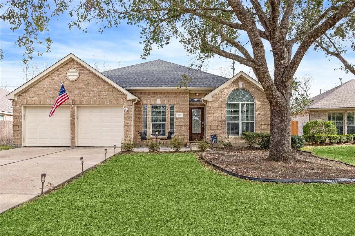 Houston Real Estate | View 918 Brazos Trace Drive | 4 Beds, 2 Baths