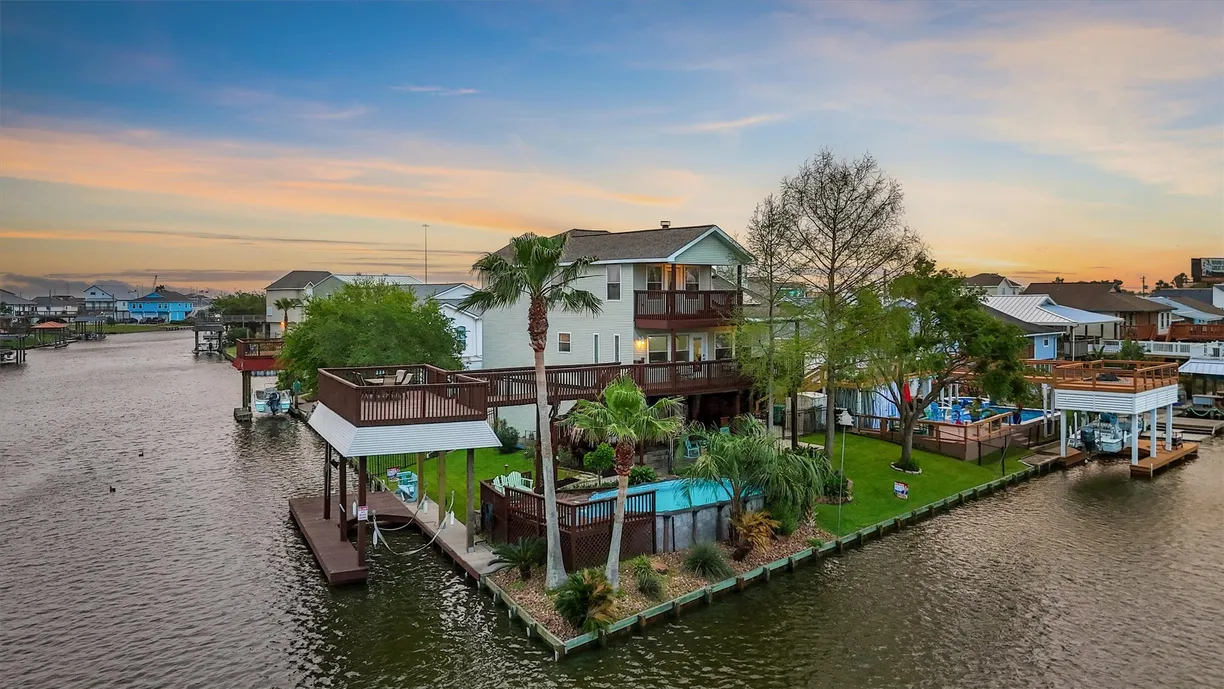 Houston Real Estate | View 9 S Sandpiper Street | 4 Beds, 2 Baths
