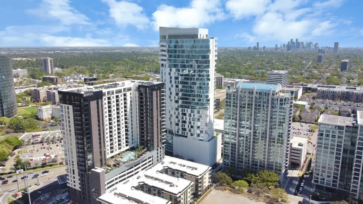 Houston Real Estate | View 4521 SanFelipe Street, 2201 | 3 Beds, 3 Baths