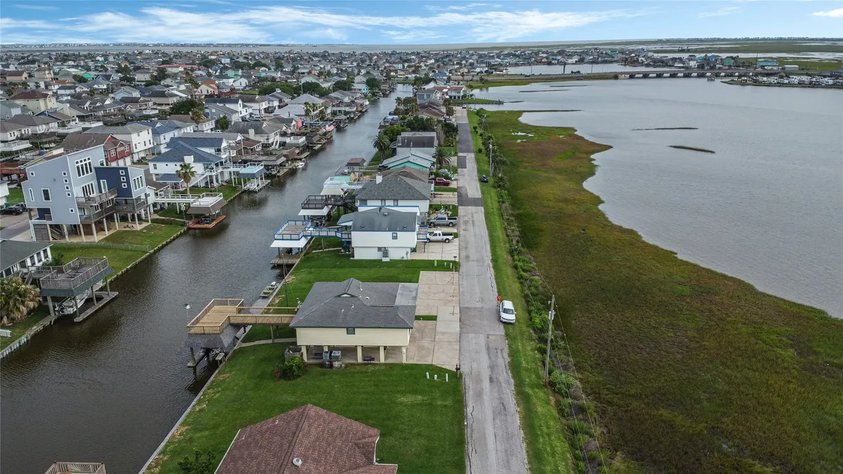 Houston Real Estate | View 4 N White Heron Drive | 2 Beds, 3 Baths