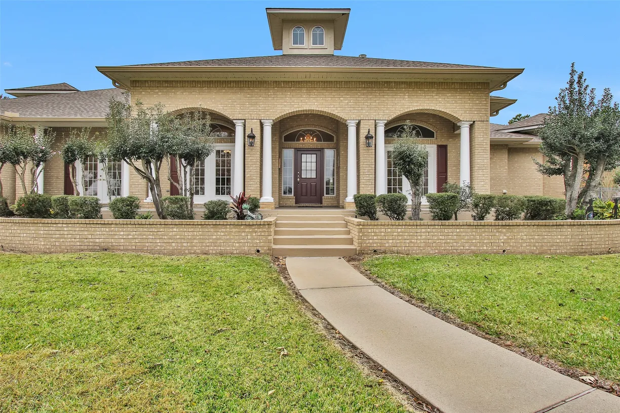 Houston Real Estate | View 118 Waterfront Drive | Listing
