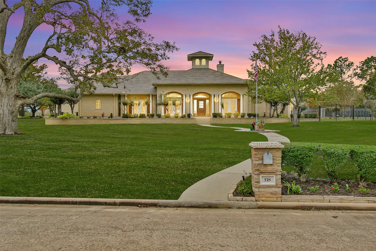 Houston Real Estate | View 118 Waterfront Drive | 4 Beds, 3 Baths