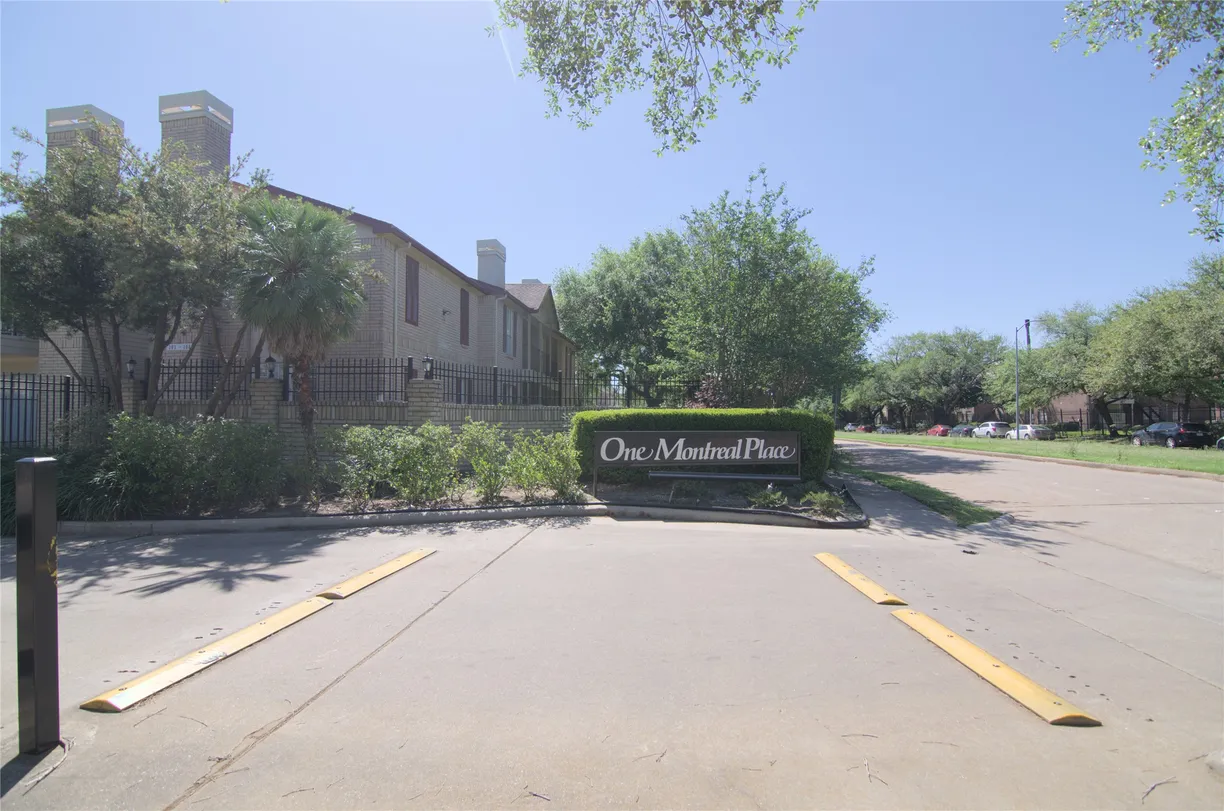 Houston Real Estate | View 2120 El Paseo Street, 3009 | 2 Beds, 1 Bath