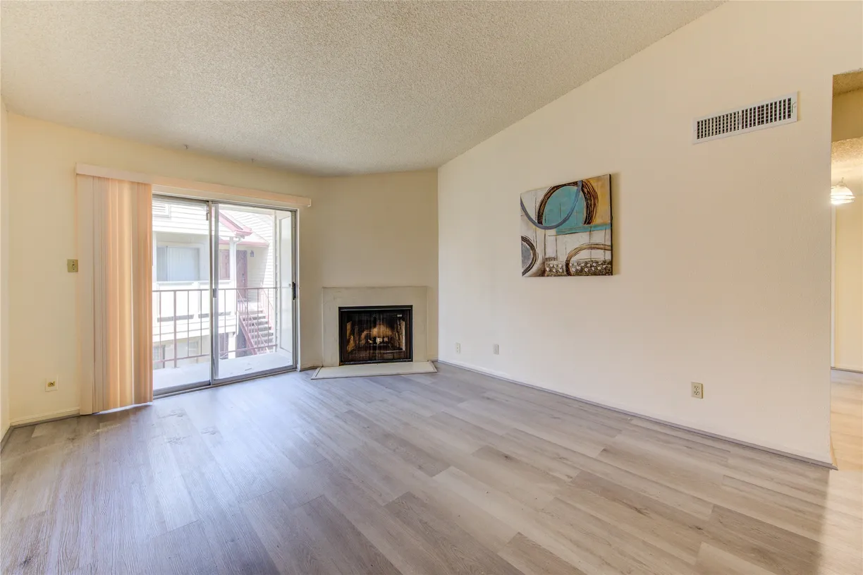 Houston Real Estate | View 2120 El Paseo Street, 404 | 2 Beds, 1 Bath