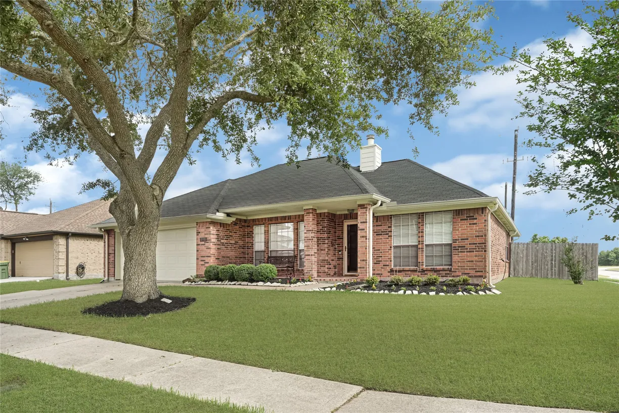 Houston Real Estate | View 2002 Tower Bridge Road | 3 Beds, 2 Baths