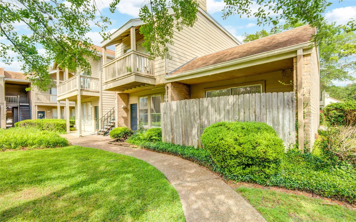 Houston Real Estate | View 2100 Tanglewilde Street, 349 | 1 Bed, 1 Bath