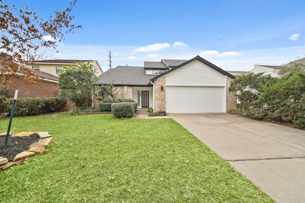 Houston Real Estate | View 922 Enclave Parkway | 3 Beds, 3 Baths
