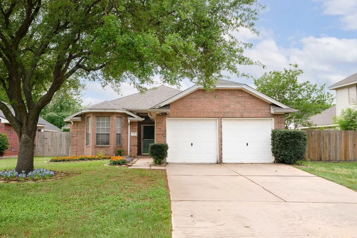 Houston Real Estate | View 10403 N Shadowdale Drive | 3 Beds, 2 Baths