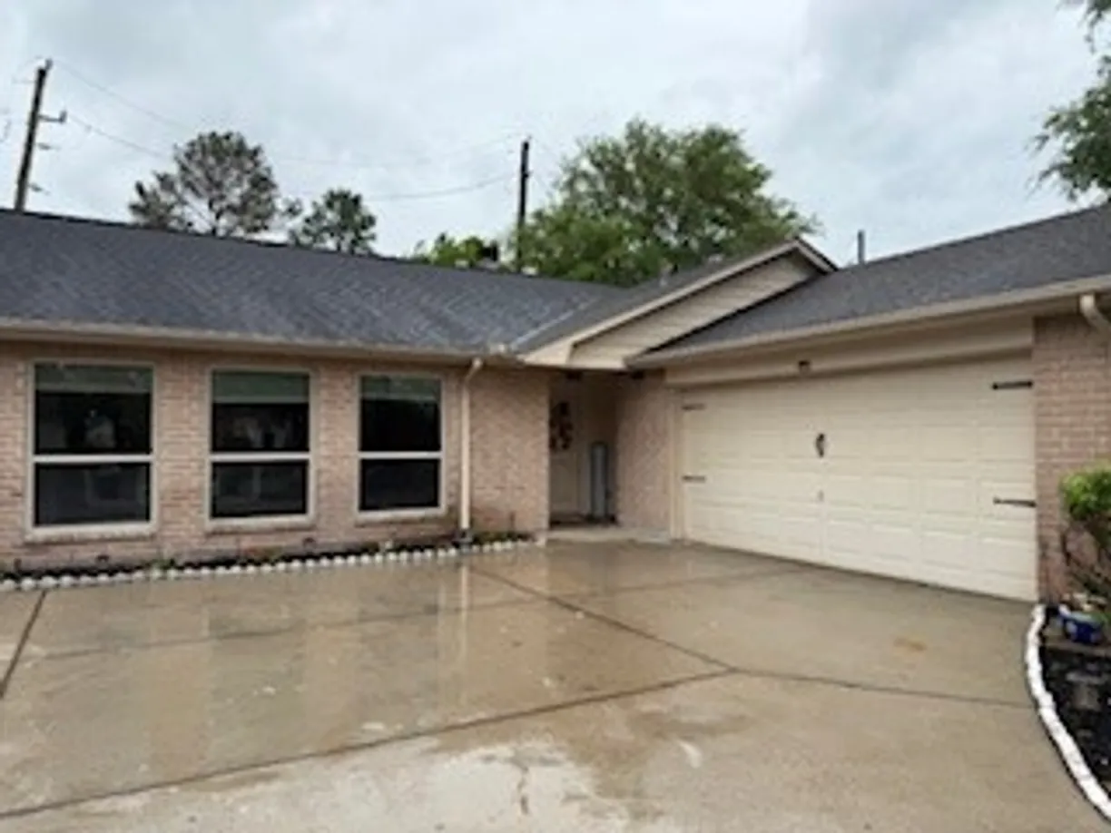 Houston Real Estate | View 2810 Poplar Creek Lane | 3 Beds, 2 Baths