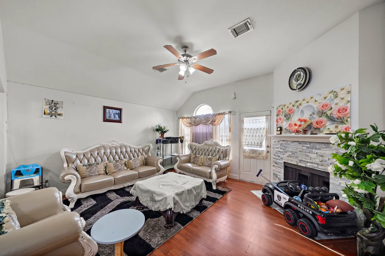 Houston Suburbs Real Estate | View 1122 N Magnolia Dale Drive | Listing