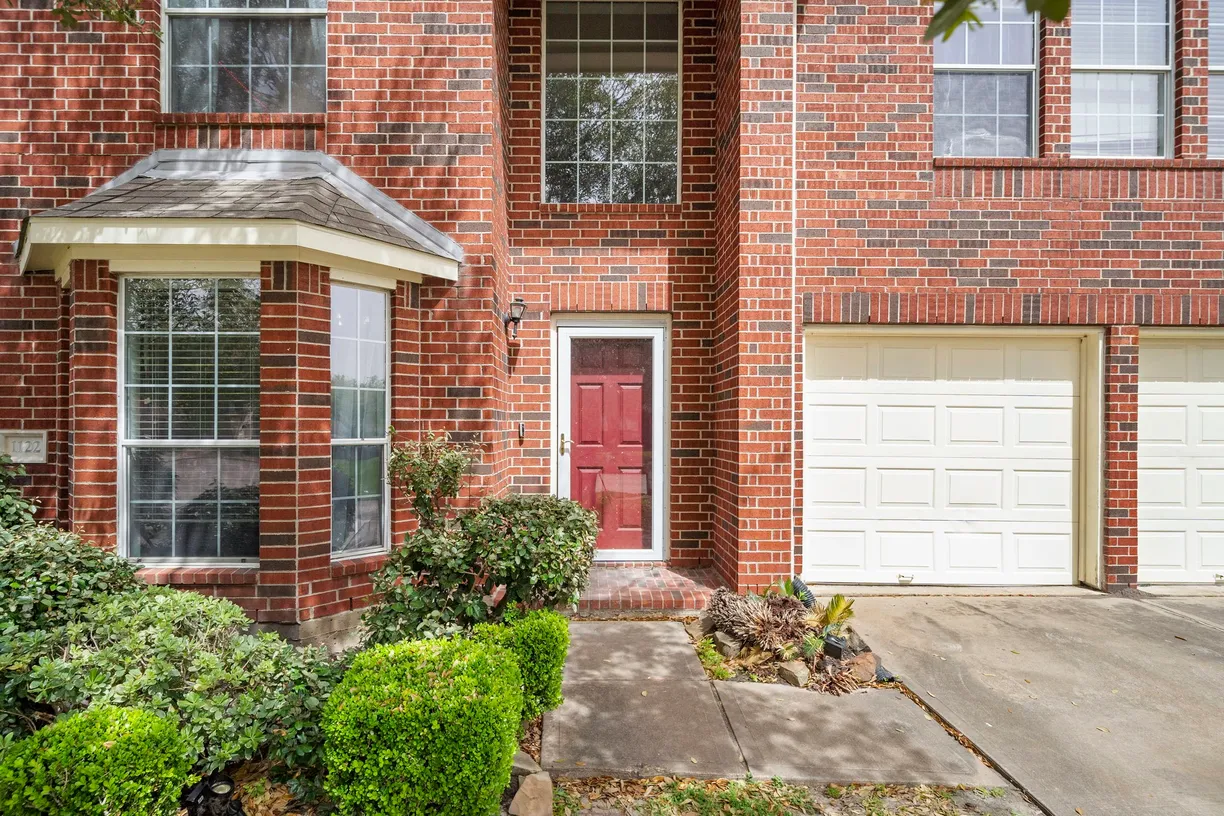 Houston Suburbs Real Estate | View 1122 N Magnolia Dale Drive | Listing