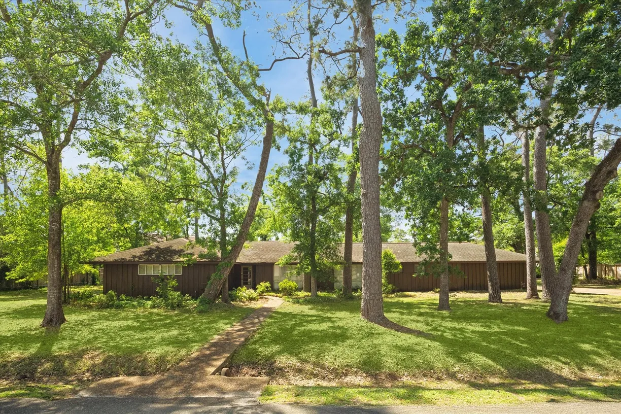 Houston Real Estate | View 3 Valley Forge Drive | 4 Beds, 2 Baths