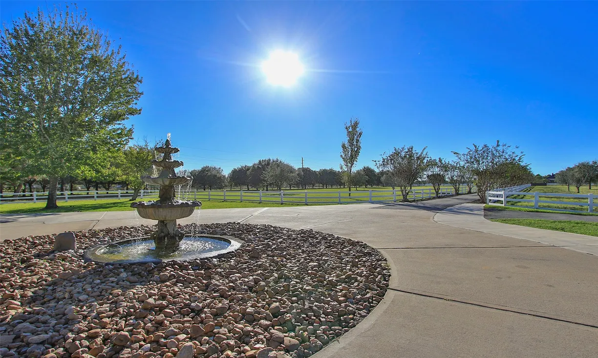 Houston Real Estate | View 110 Hunters Creek Way | Listing