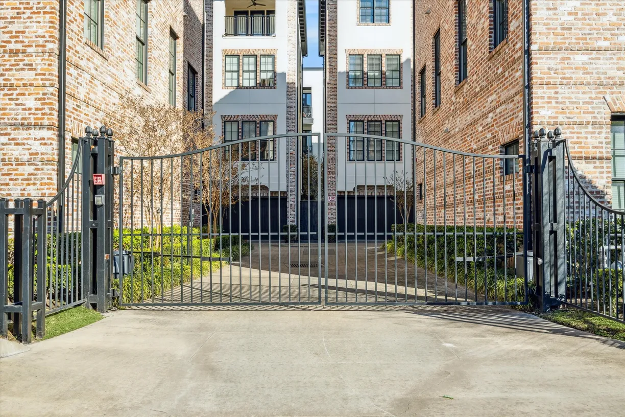 Houston Real Estate | View 1 Robita Street | Listing