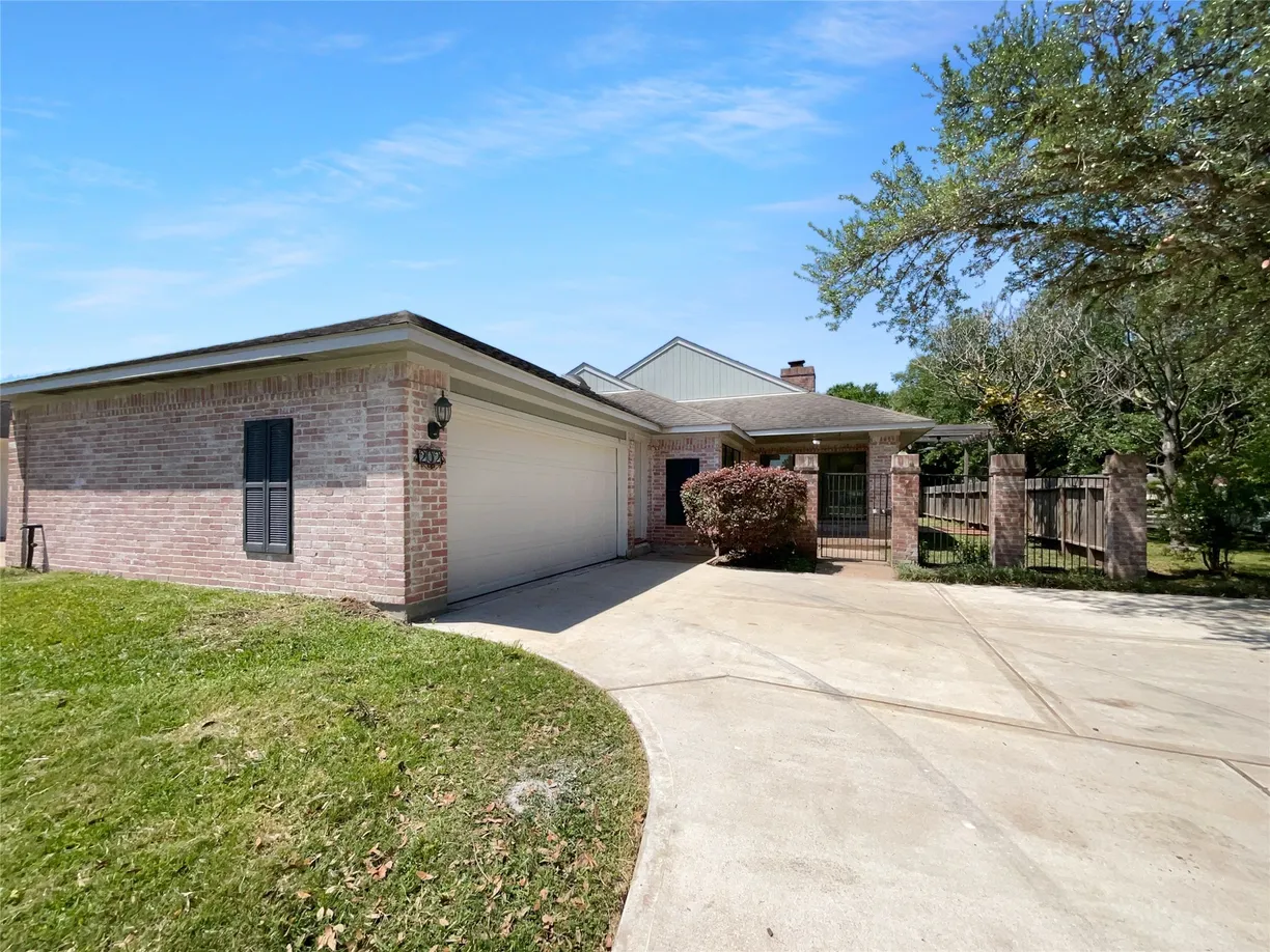 Houston Suburbs Real Estate | View 202 Essex Place | 3 Beds, 2 Baths