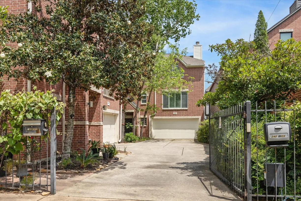 Houston Real Estate | View 242 Knox Street | 3 Beds, 2 Baths