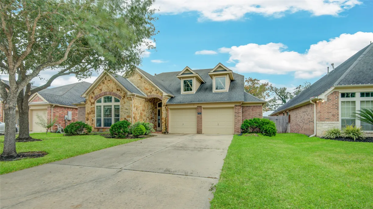 Houston Suburbs Real Estate | View 2514 Shadow Oaks Drive | 4 Beds, 2 Baths