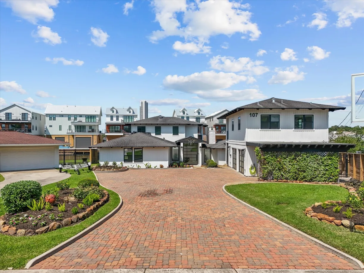 Houston Real Estate | View 107 Cedar Lane | 4 Beds, 4 Baths