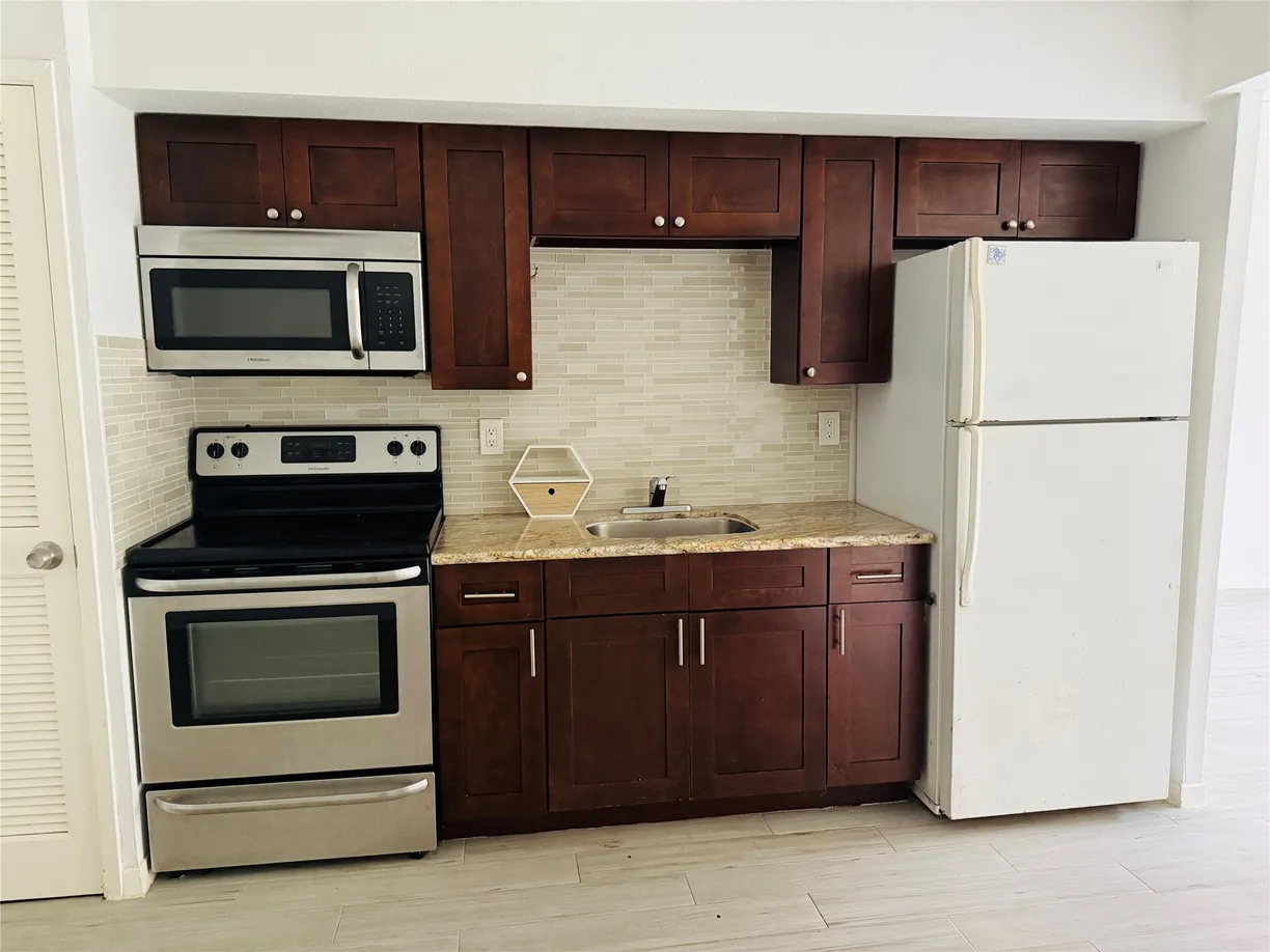 Houston Real Estate | View 12900 Walden Road, 709 | 1 Bed, 1 Bath