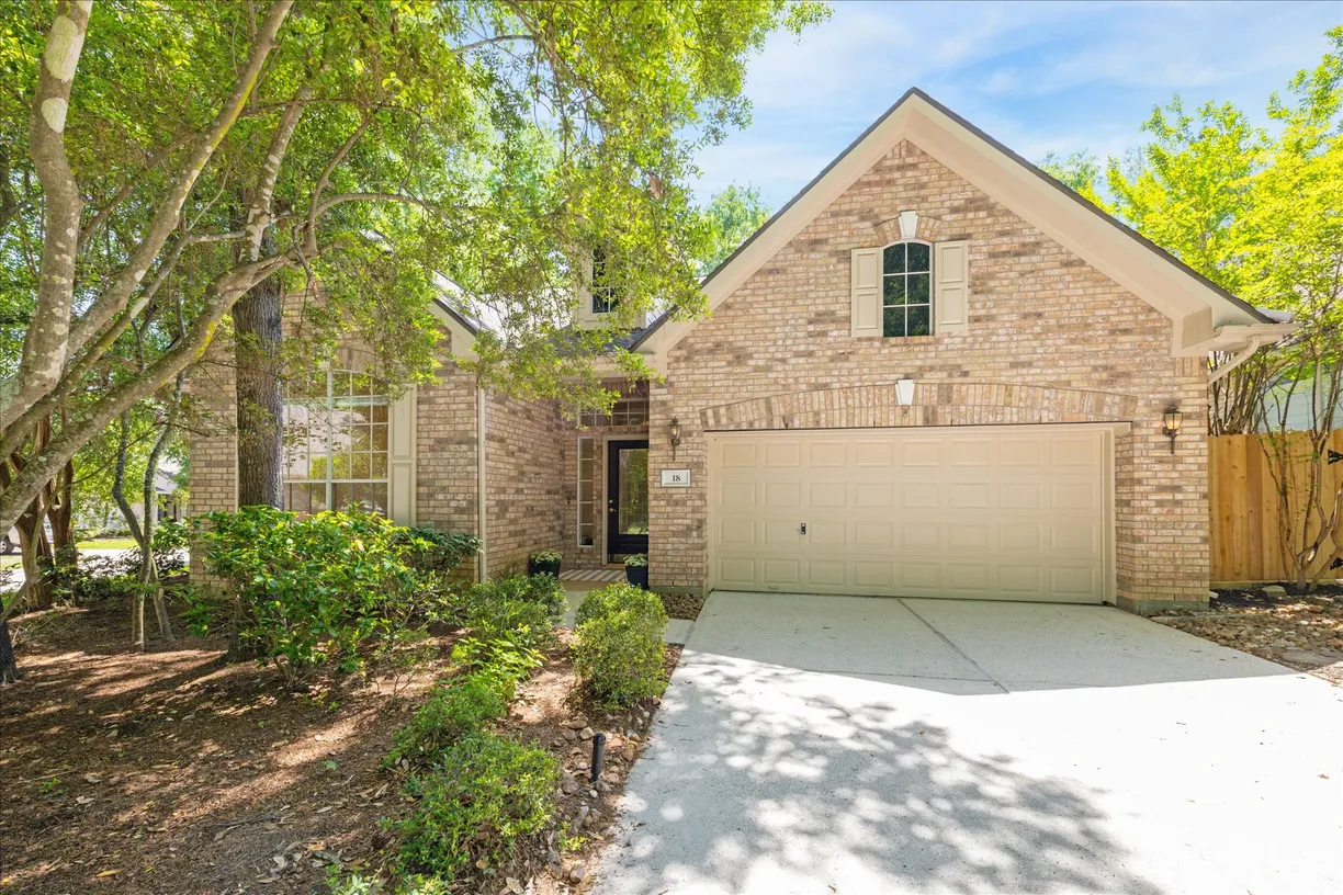 The Woodlands Real Estate | View 18 Robindale Circle | 2 Beds, 2 Baths