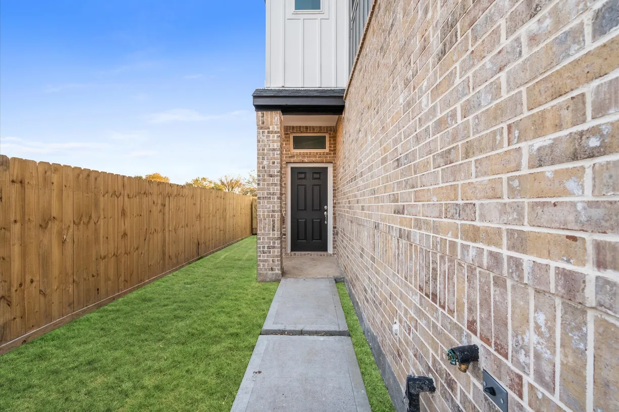 Houston Real Estate | View 6404 Pregonero Lane | 3 Beds, 2 Baths