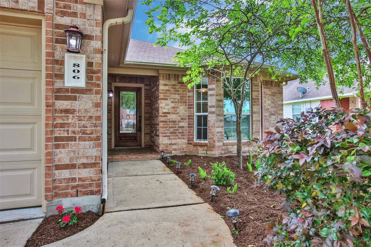 Houston Real Estate | View 806 Dracena Court | 3 Beds, 2 Baths