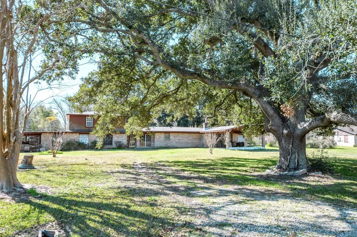 Houston Real Estate | View 800 Oak St Street | 6 Beds, 2 Baths