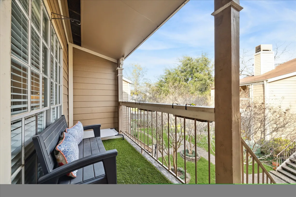 Houston Real Estate | View 1860 White Oak Drive, 322 | 3 Beds, 2 Baths