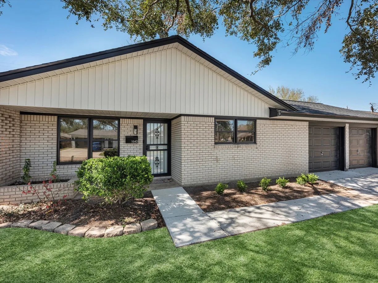 Houston Real Estate | View 1643 Fawnhope Drive | Listing