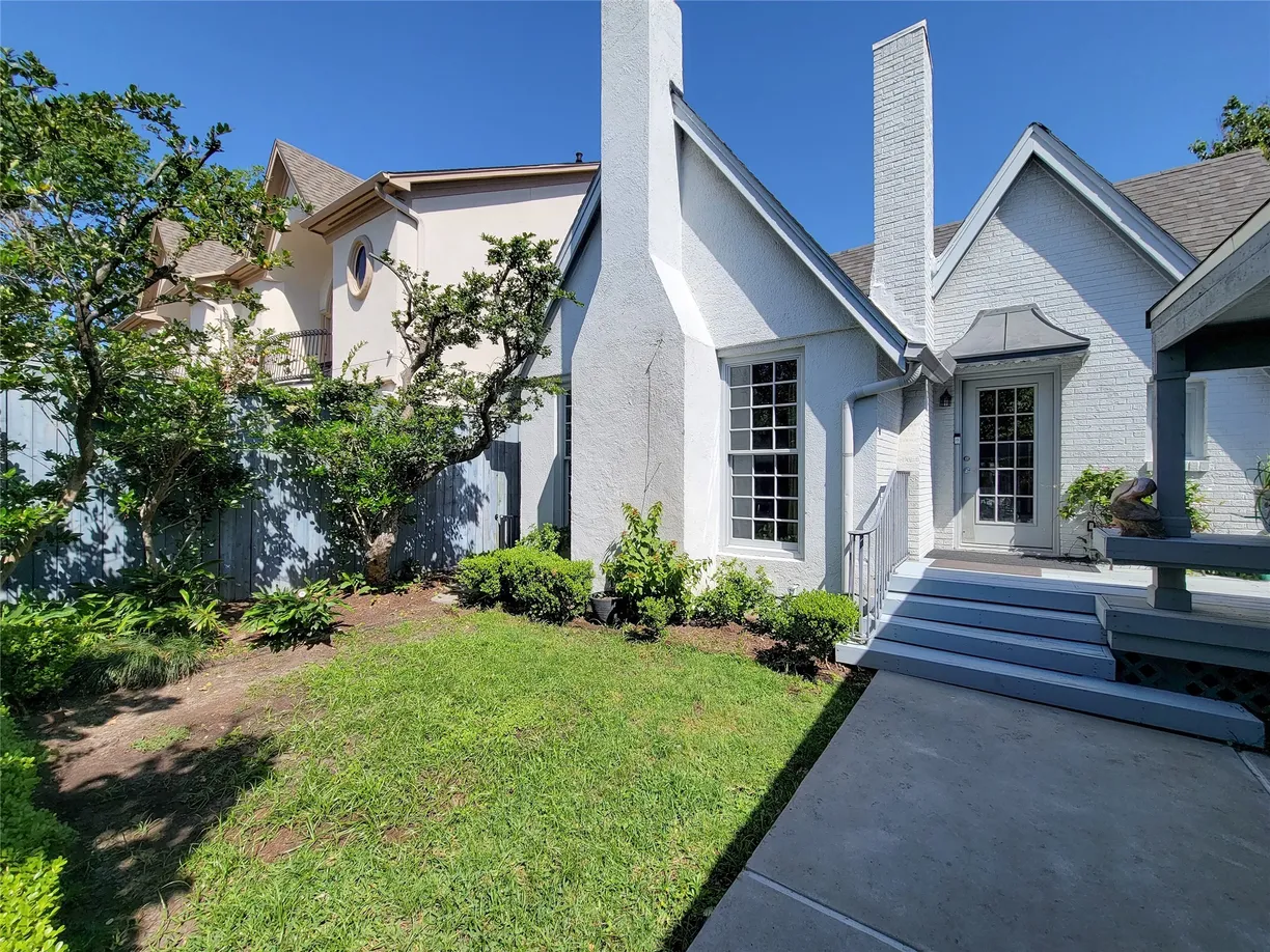 Houston Real Estate | View 2006 Norfolk Street | 2 Beds, 3 Baths