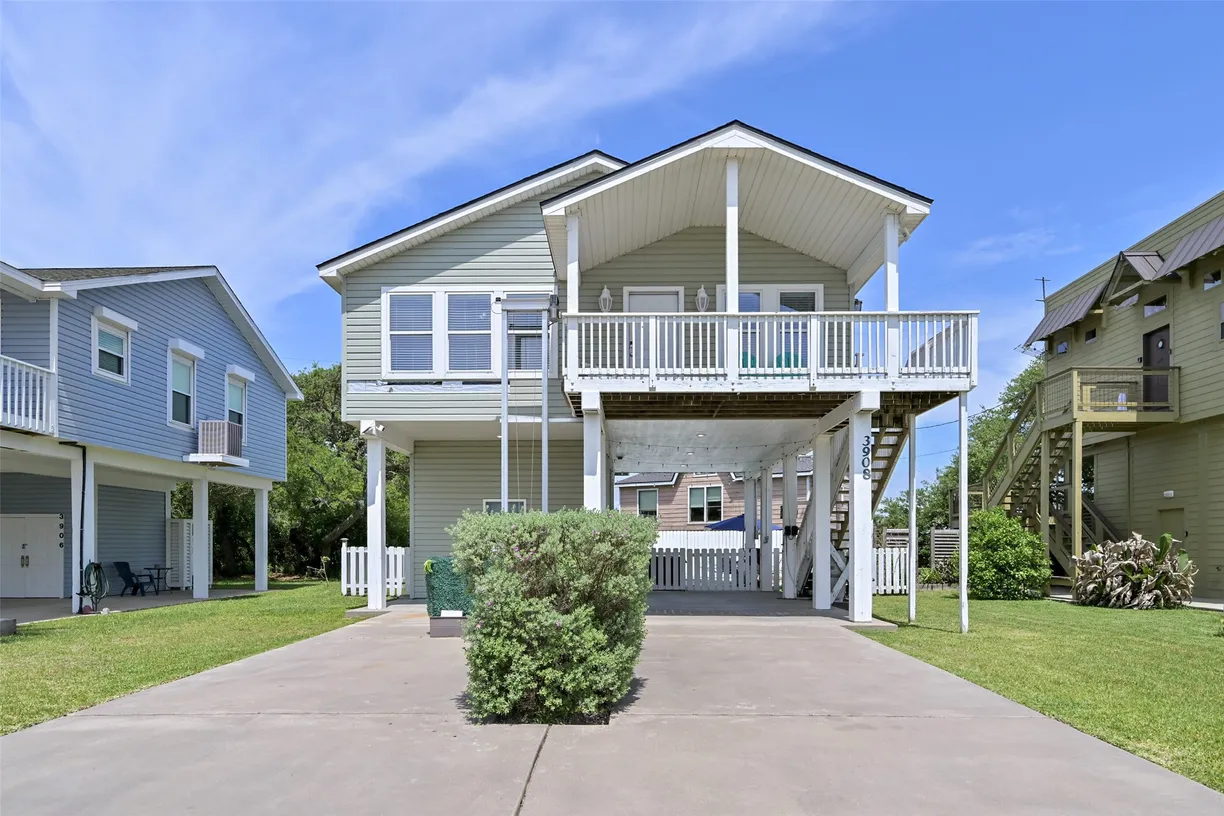 Houston Real Estate | View 3908 Pirates Beach Circle | 2 Beds, 2 Baths
