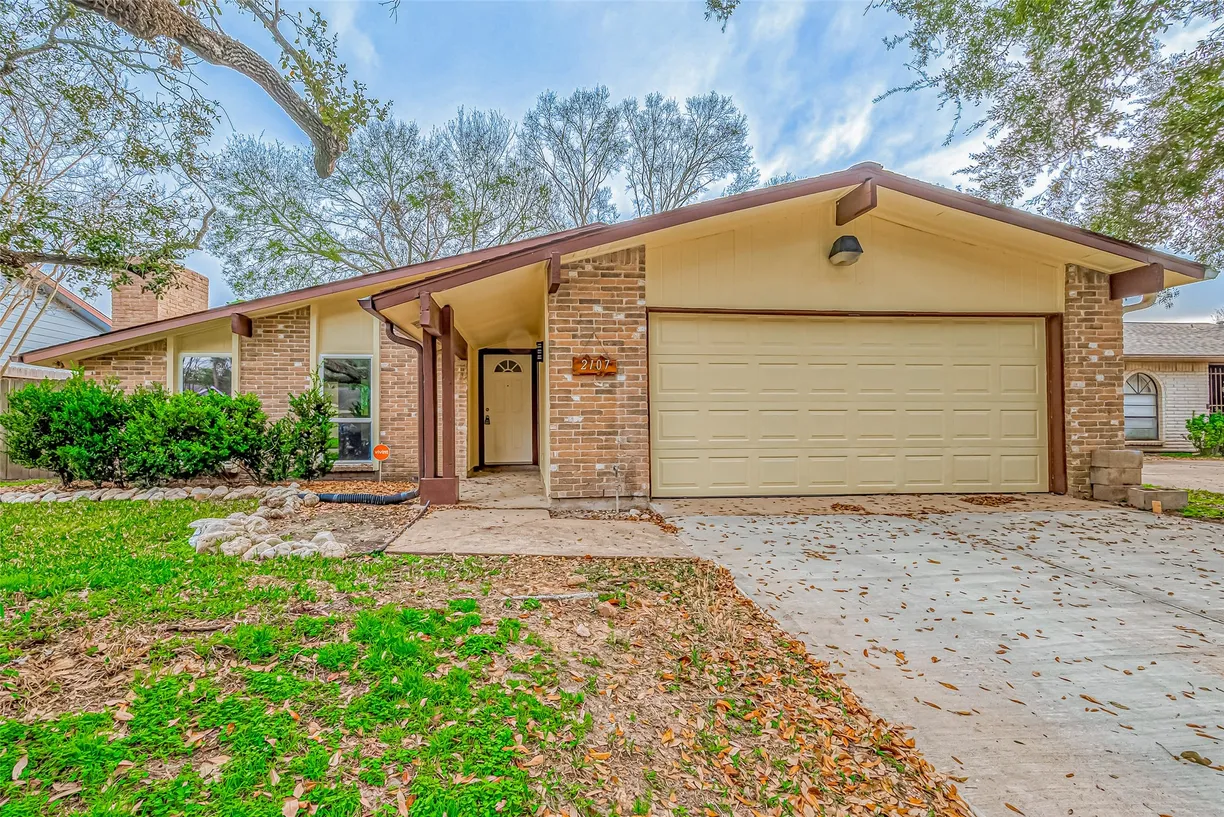Houston Real Estate | View 2107 Quail Valley East Drive | 3 Beds, 2 Baths