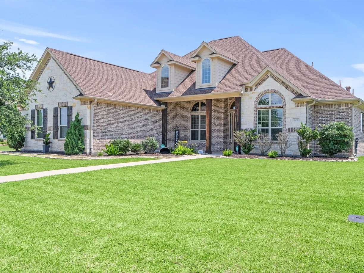 Houston Real Estate | View 234 N Waterstone Drive | 4 Beds, 3 Baths