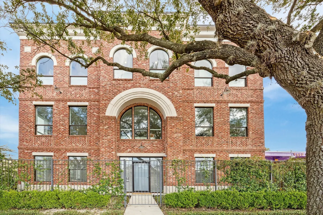 Houston Real Estate | View 128 W 17th Street | 1 Bed, 2 Baths