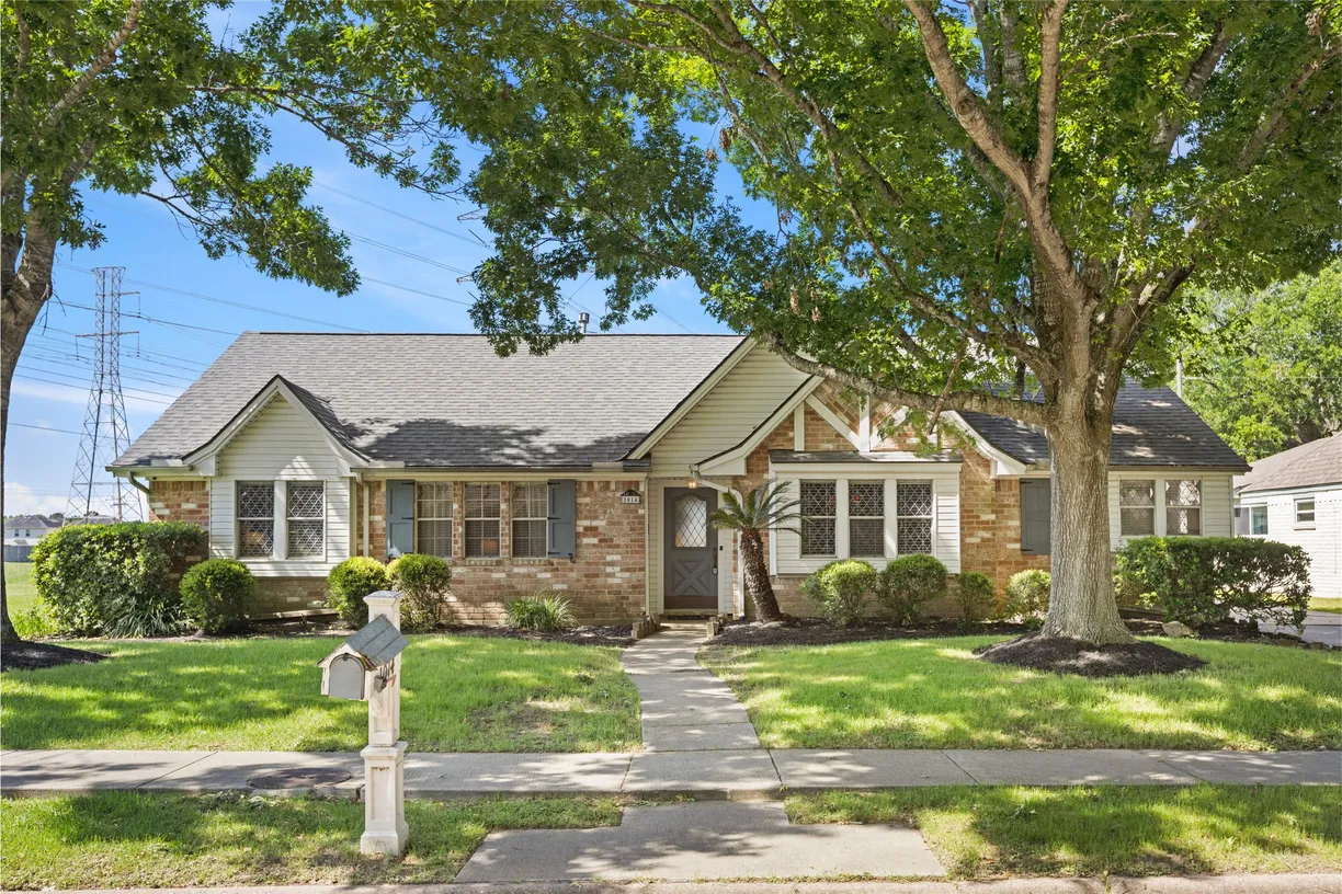 Houston Suburbs Real Estate | View 1014 Bolton Drive | 3 Beds, 2 Baths