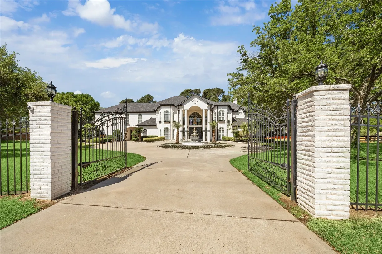 Houston Real Estate | View 22009 Holly Creek Trail | 6 Beds, 5 Baths
