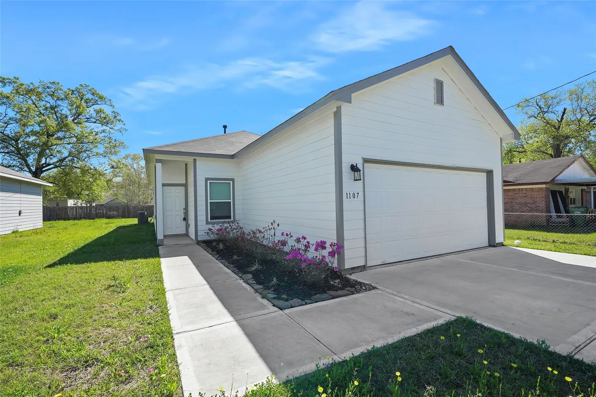 Houston Suburbs Real Estate | View 1107 Fenner Street | 3 Beds, 2 Baths