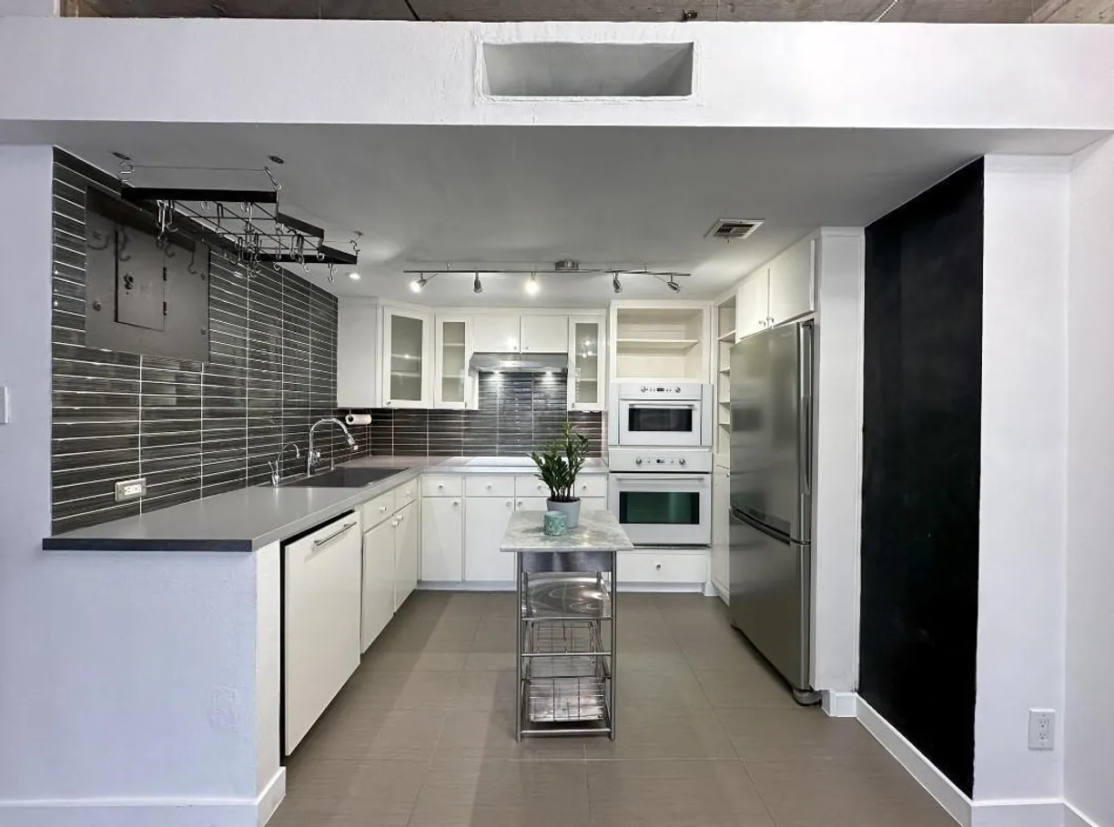 Houston Real Estate | View 2016 Main Street, 917 | 1 Bed, 1 Bath