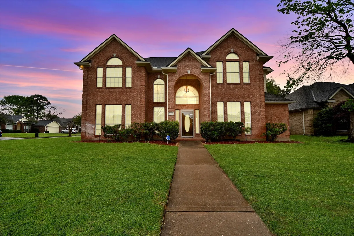Houston Real Estate | View 2711 Everest Lane | 5 Beds, 3 Baths