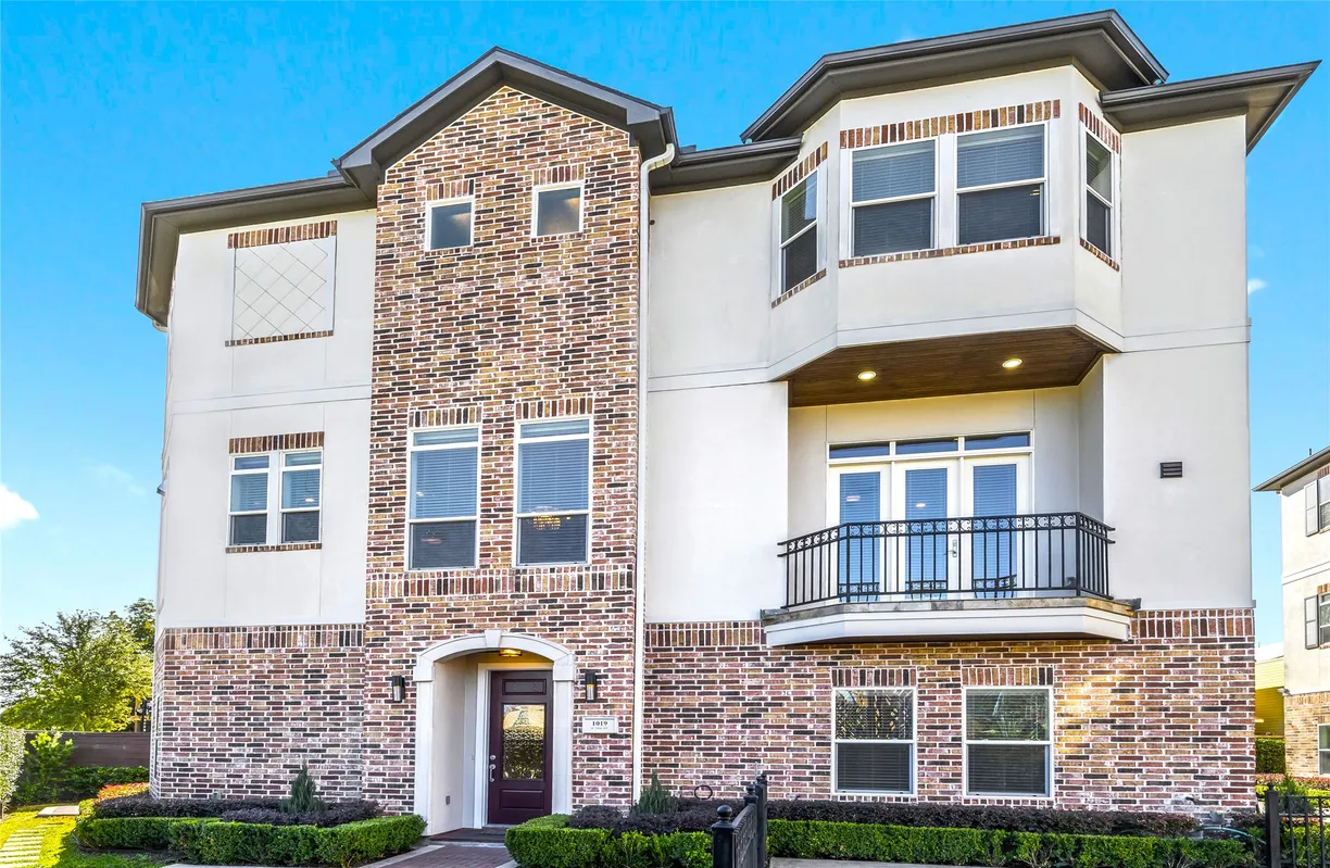 Houston Real Estate | View 1019 E 28th Street | 3 Beds, 3 Baths