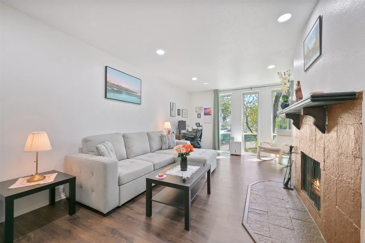 Houston Real Estate | View 4627 Wild Indigo Street, 603 | 1 Bed, 1 Bath