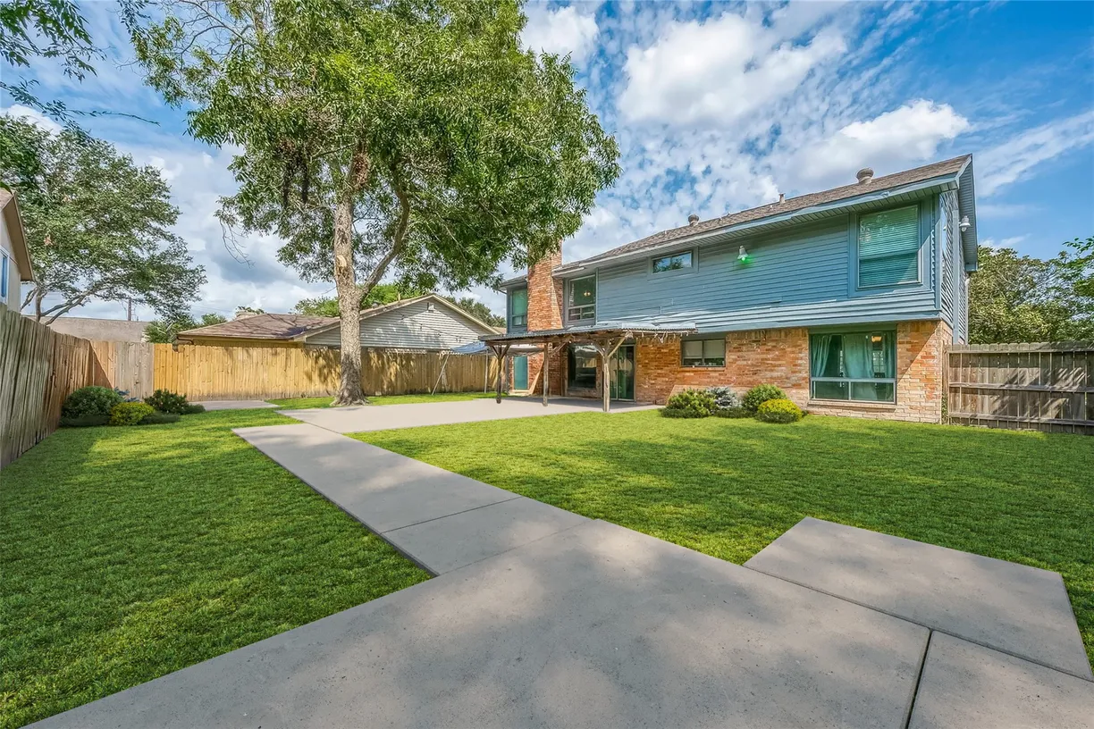 Houston Suburbs Real Estate | View 8619 Quail Burg Lane | 4 Beds, 2 Baths