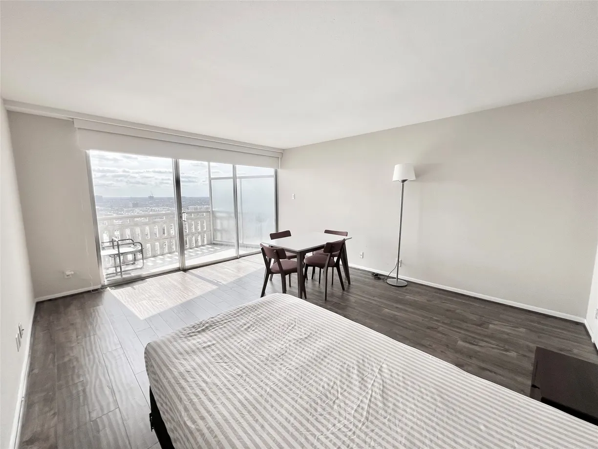 Houston Real Estate | View 2016 Main Street, 2212 | 1 Bath