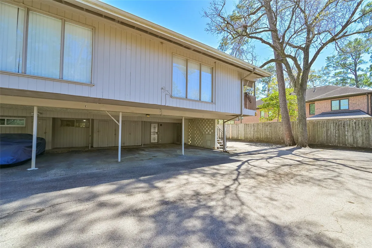 Houston Real Estate | View 909 Silber Road, 27E | 2 Beds, 1 Bath