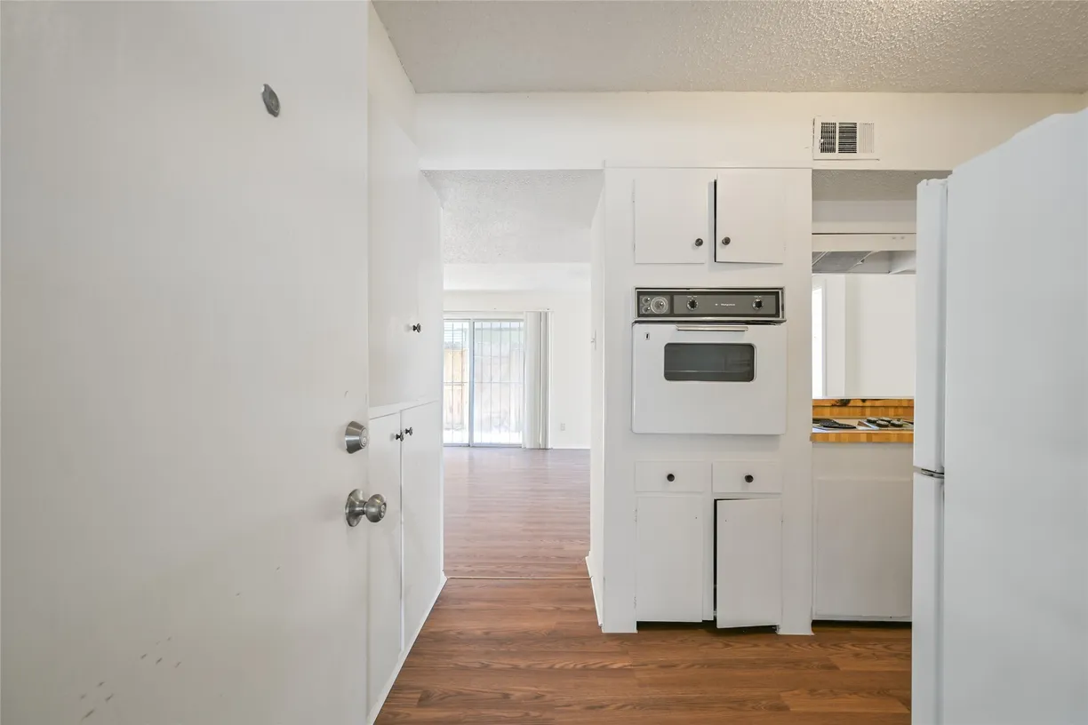 Houston Real Estate | View 909 Silber Road, 27E | Listing