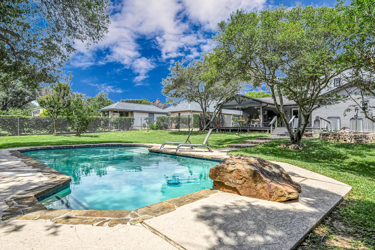 Houston Real Estate | View 201 Hillcrest Drive | Listing