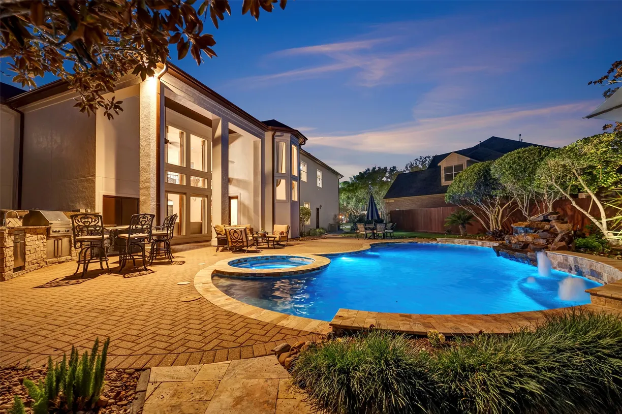 Houston Suburbs Real Estate | View 27 Old Windsor Way | Listing